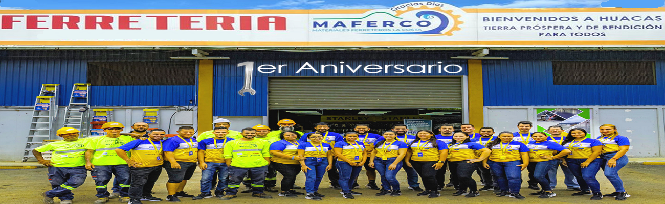 Equipo de MAFERCO frente a la ferretería en Huacas durante su primer aniversario